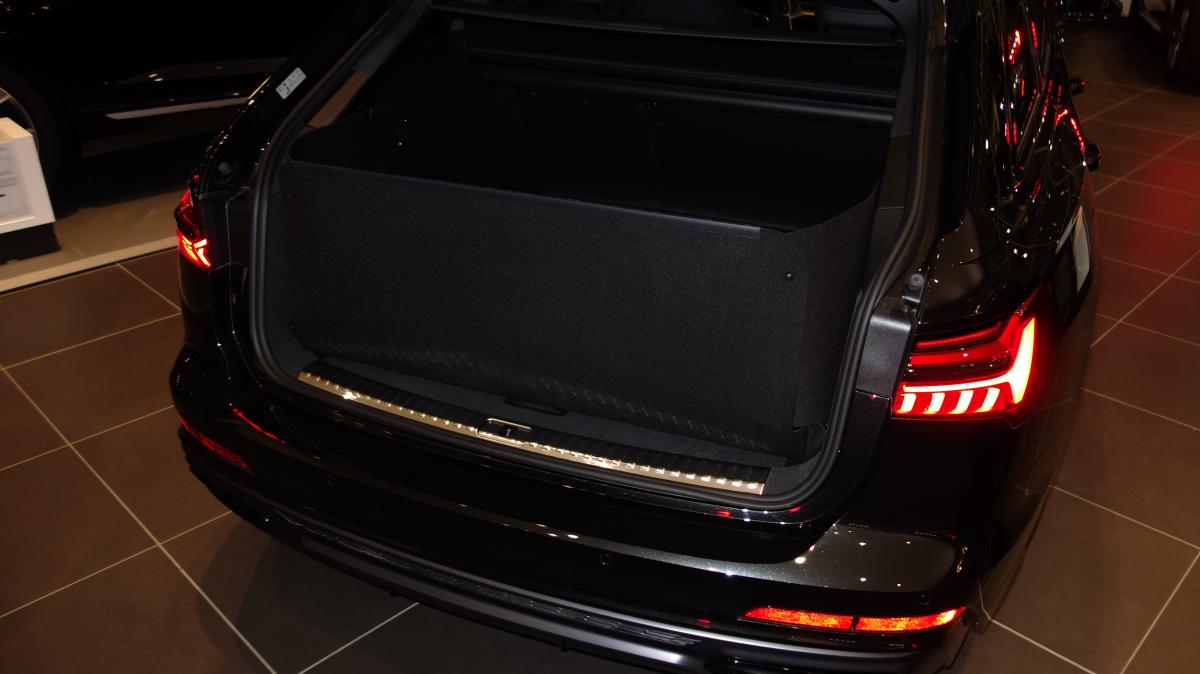 Stoßstangenschutz von Audi A6 Avant ab 2019 wird hochgestellt und zum Heckklappenschutz. Eine saubere Sache.